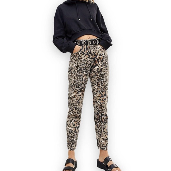 Women's ASOS DESIGN Ritson Rigid Mom Jeans in Abstract Leopard Print Size 26/28 - Picture 1 of 8
